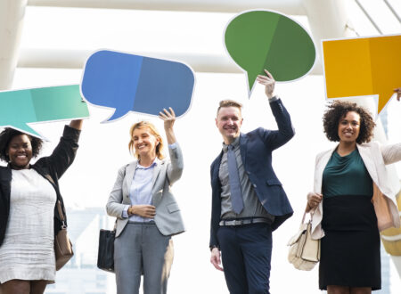 pessoas segurando balões de fala de diversas cores. marketing conversacional